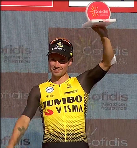 Primoz ROGLIC sur le Podium à PAU après sa victoire au chrono individuel de la vuelta 2019